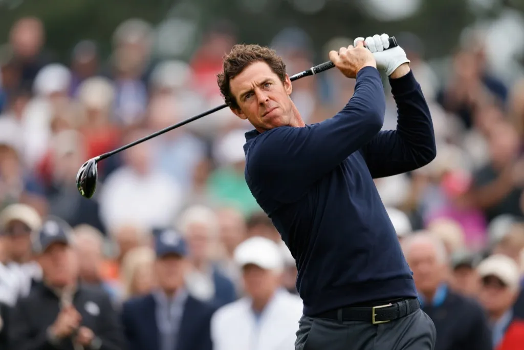 麦克罗伊专注挥杆展现力量与技巧